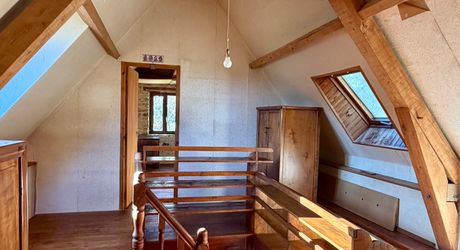 En Périgord noir-Vallée de la Vézère, entre Plazac et Saint-Léon, maison en pierre sur plus de 7 hectares, en situation isolée, sans voisin proche, à l'abri de toutes nuisances.