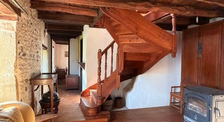 En Périgord noir-Vallée de la Vézère, entre Plazac et Saint-Léon, maison en pierre sur plus de 7 hectares, en situation isolée, sans voisin proche, à l'abri de toutes nuisances.