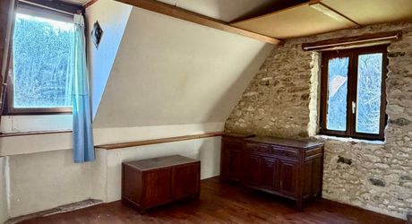 En Périgord noir-Vallée de la Vézère, entre Plazac et Saint-Léon, maison en pierre sur plus de 7 hectares, en situation isolée, sans voisin proche, à l'abri de toutes nuisances.