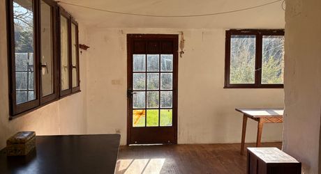 En Périgord noir-Vallée de la Vézère, entre Plazac et Saint-Léon, maison en pierre sur plus de 7 hectares, en situation isolée, sans voisin proche, à l'abri de toutes nuisances.