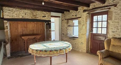 En Périgord noir-Vallée de la Vézère, entre Plazac et Saint-Léon, maison en pierre sur plus de 7 hectares, en situation isolée, sans voisin proche, à l'abri de toutes nuisances.
