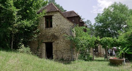 En Périgord noir-Vallée de la Vézère, entre Plazac et Saint-Léon, maison en pierre sur plus de 7 hectares, en situation isolée, sans voisin proche, à l'abri de toutes nuisances.