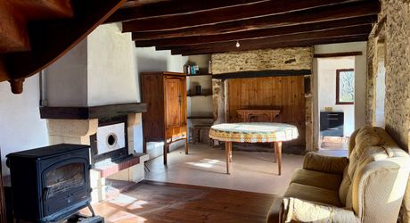 En Périgord noir-Vallée de la Vézère, entre Plazac et Saint-Léon, maison en pierre sur plus de 7 hectares, en situation isolée, sans voisin proche, à l'abri de toutes nuisances.