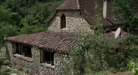 En Périgord noir-Vallée de la Vézère, entre Plazac et Saint-Léon, maison en pierre sur plus de 7 hectares, en situation isolée, sans voisin proche, à l'abri de toutes nuisances.