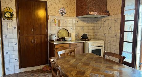 En Périgord Noir, à 5 mn de THENON et 15 minutes de Montignac, maison périgourdine de caractère en pierre dans un petit hameau typique et calme.