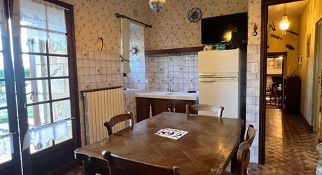 En Périgord Noir, à 5 mn de THENON et 15 minutes de Montignac, maison périgourdine de caractère en pierre dans un petit hameau typique et calme.