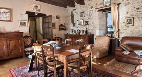 En Périgord Noir, à 5 mn de THENON et 15 minutes de Montignac, maison périgourdine de caractère en pierre dans un petit hameau typique et calme.