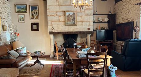 En Périgord Noir, à 5 mn de THENON et 15 minutes de Montignac, maison périgourdine de caractère en pierre dans un petit hameau typique et calme.