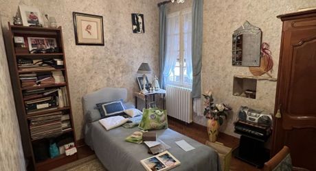 En Périgord Noir, à 5 mn de THENON et 15 minutes de Montignac, maison périgourdine de caractère en pierre dans un petit hameau typique et calme.