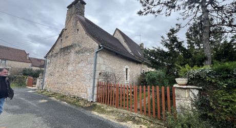 En Périgord Noir, à 5 mn de THENON et 15 minutes de Montignac, maison périgourdine de caractère en pierre dans un petit hameau typique et calme.