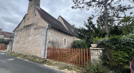 En Périgord Noir, à 5 mn de THENON et 15 minutes de Montignac, maison périgourdine de caractère en pierre dans un petit hameau typique et calme.