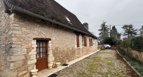 En Périgord Noir, à 5 mn de THENON et 15 minutes de Montignac, maison périgourdine de caractère en pierre dans un petit hameau typique et calme.