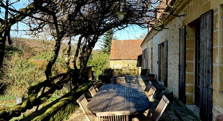 Dans Sarlat, au calme et en position dominante, maison d’habitation ancienne d’environ 135 m² habitables et grange (aménageable) sur plus de 2500 m² de terrain arboré avec piscine. Ensemble rarissime.