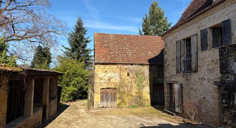 Dans Sarlat, au calme et en position dominante, maison d’habitation ancienne d’environ 135 m² habitables et grange (aménageable) sur plus de 2500 m² de terrain arboré avec piscine. Ensemble rarissime.
