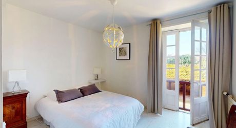 Dans Sarlat, au calme et en position dominante, maison d’habitation ancienne d’environ 135 m² habitables et grange (aménageable) sur plus de 2500 m² de terrain arboré avec piscine. Ensemble rarissime.