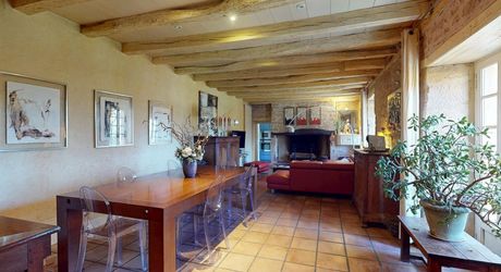 Dans Sarlat, au calme et en position dominante, maison d’habitation ancienne d’environ 135 m² habitables et grange (aménageable) sur plus de 2500 m² de terrain arboré avec piscine. Ensemble rarissime.