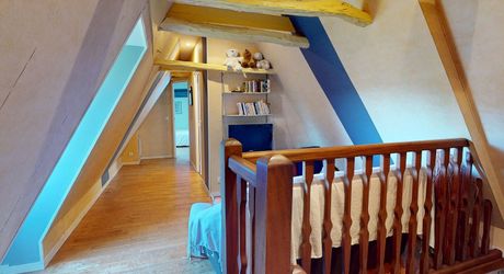 Dans Sarlat, au calme et en position dominante, maison d’habitation ancienne d’environ 135 m² habitables et grange (aménageable) sur plus de 2500 m² de terrain arboré avec piscine. Ensemble rarissime.