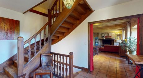 Dans Sarlat, au calme et en position dominante, maison d’habitation ancienne d’environ 135 m² habitables et grange (aménageable) sur plus de 2500 m² de terrain arboré avec piscine. Ensemble rarissime.