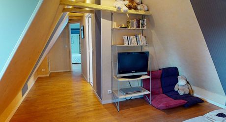 Dans Sarlat, au calme et en position dominante, maison d’habitation ancienne d’environ 135 m² habitables et grange (aménageable) sur plus de 2500 m² de terrain arboré avec piscine. Ensemble rarissime.