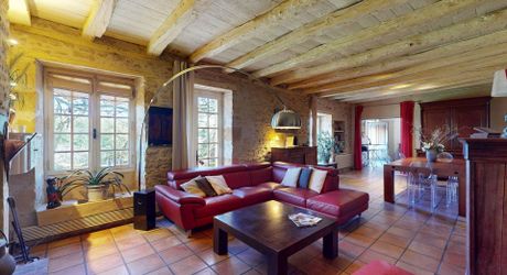 Dans Sarlat, au calme et en position dominante, maison d’habitation ancienne d’environ 135 m² habitables et grange (aménageable) sur plus de 2500 m² de terrain arboré avec piscine. Ensemble rarissime.