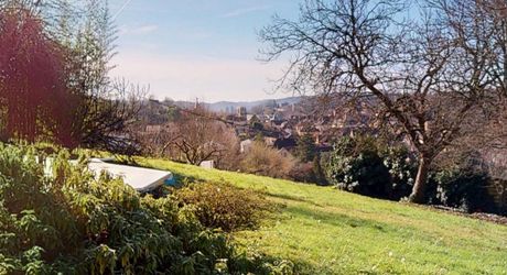 Dans Sarlat, au calme et en position dominante, maison d’habitation ancienne d’environ 135 m² habitables et grange (aménageable) sur plus de 2500 m² de terrain arboré avec piscine. Ensemble rarissime.