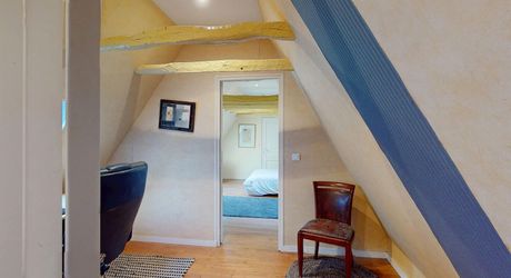 Dans Sarlat, au calme et en position dominante, maison d’habitation ancienne d’environ 135 m² habitables et grange (aménageable) sur plus de 2500 m² de terrain arboré avec piscine. Ensemble rarissime.