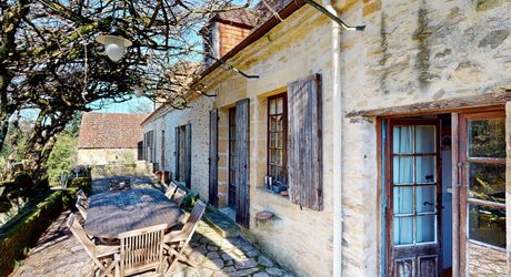 Dans Sarlat, au calme et en position dominante, maison d’habitation ancienne d’environ 135 m² habitables et grange (aménageable) sur plus de 2500 m² de terrain arboré avec piscine. Ensemble rarissime.