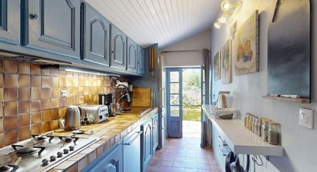 Dans Sarlat, au calme et en position dominante, maison d’habitation ancienne d’environ 135 m² habitables et grange (aménageable) sur plus de 2500 m² de terrain arboré avec piscine. Ensemble rarissime.