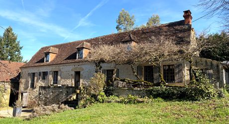 Dans Sarlat, au calme et en position dominante, maison d’habitation ancienne d’environ 135 m² habitables et grange (aménageable) sur plus de 2500 m² de terrain arboré avec piscine. Ensemble rarissime.