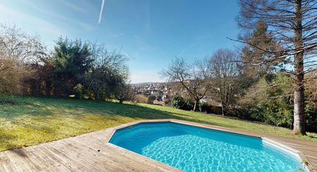 Dans Sarlat, au calme et en position dominante, maison d’habitation ancienne d’environ 135 m² habitables et grange (aménageable) sur plus de 2500 m² de terrain arboré avec piscine. Ensemble rarissime.
