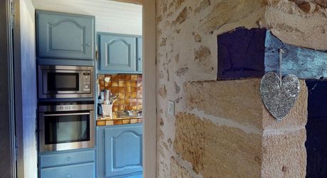 Dans Sarlat, au calme et en position dominante, maison d’habitation ancienne d’environ 135 m² habitables et grange (aménageable) sur plus de 2500 m² de terrain arboré avec piscine. Ensemble rarissime.