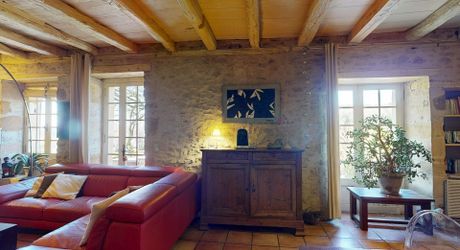 Dans Sarlat, au calme et en position dominante, maison d’habitation ancienne d’environ 135 m² habitables et grange (aménageable) sur plus de 2500 m² de terrain arboré avec piscine. Ensemble rarissime.