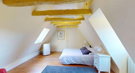 Dans Sarlat, au calme et en position dominante, maison d’habitation ancienne d’environ 135 m² habitables et grange (aménageable) sur plus de 2500 m² de terrain arboré avec piscine. Ensemble rarissime.