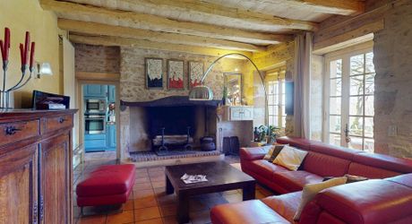 Dans Sarlat, au calme et en position dominante, maison d’habitation ancienne d’environ 135 m² habitables et grange (aménageable) sur plus de 2500 m² de terrain arboré avec piscine. Ensemble rarissime.