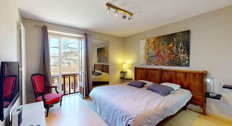 Dans Sarlat, au calme et en position dominante, maison d’habitation ancienne d’environ 135 m² habitables et grange (aménageable) sur plus de 2500 m² de terrain arboré avec piscine. Ensemble rarissime.