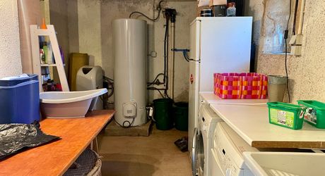 Dans Sarlat, au calme et en position dominante, maison d’habitation ancienne d’environ 135 m² habitables et grange (aménageable) sur plus de 2500 m² de terrain arboré avec piscine. Ensemble rarissime.