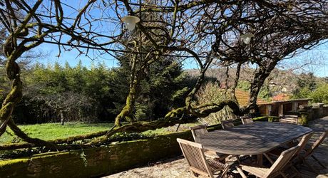 Dans Sarlat, au calme et en position dominante, maison d’habitation ancienne d’environ 135 m² habitables et grange (aménageable) sur plus de 2500 m² de terrain arboré avec piscine. Ensemble rarissime.