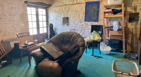 Dans Sarlat, au calme et en position dominante, maison d’habitation ancienne d’environ 135 m² habitables et grange (aménageable) sur plus de 2500 m² de terrain arboré avec piscine. Ensemble rarissime.