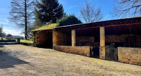 Dans Sarlat, au calme et en position dominante, maison d’habitation ancienne d’environ 135 m² habitables et grange (aménageable) sur plus de 2500 m² de terrain arboré avec piscine. Ensemble rarissime.