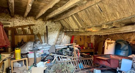 Dans Sarlat, au calme et en position dominante, maison d’habitation ancienne d’environ 135 m² habitables et grange (aménageable) sur plus de 2500 m² de terrain arboré avec piscine. Ensemble rarissime.