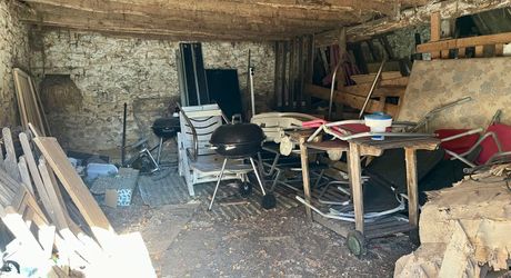 Dans Sarlat, au calme et en position dominante, maison d’habitation ancienne d’environ 135 m² habitables et grange (aménageable) sur plus de 2500 m² de terrain arboré avec piscine. Ensemble rarissime.