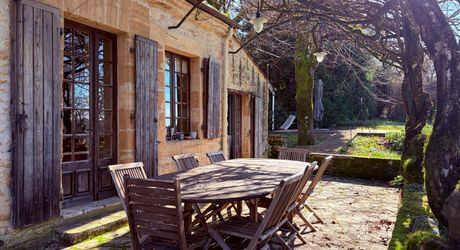 Dans Sarlat, au calme et en position dominante, maison d’habitation ancienne d’environ 135 m² habitables et grange (aménageable) sur plus de 2500 m² de terrain arboré avec piscine. Ensemble rarissime.