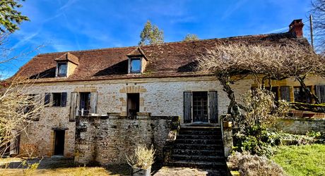 Dans Sarlat, au calme et en position dominante, maison d’habitation ancienne d’environ 135 m² habitables et grange (aménageable) sur plus de 2500 m² de terrain arboré avec piscine. Ensemble rarissime.