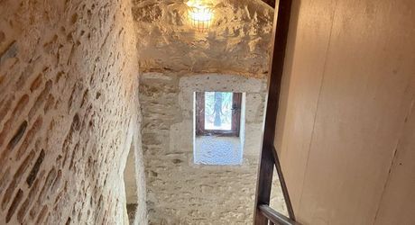 Unique à Montignac-Lascaux, maison ancienne avec piscine, dépendance (maison d’ami ou gîte à finir de restaurer), et un vrai jardin avec une vue imprenable sur le village et la rivière.