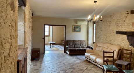 Unique à Montignac-Lascaux, maison ancienne avec piscine, dépendance (maison d’ami ou gîte à finir de restaurer), et un vrai jardin avec une vue imprenable sur le village et la rivière.