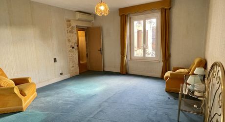 Unique à Montignac-Lascaux, maison ancienne avec piscine, dépendance (maison d’ami ou gîte à finir de restaurer), et un vrai jardin avec une vue imprenable sur le village et la rivière.