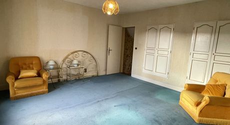 Unique à Montignac-Lascaux, maison ancienne avec piscine, dépendance (maison d’ami ou gîte à finir de restaurer), et un vrai jardin avec une vue imprenable sur le village et la rivière.