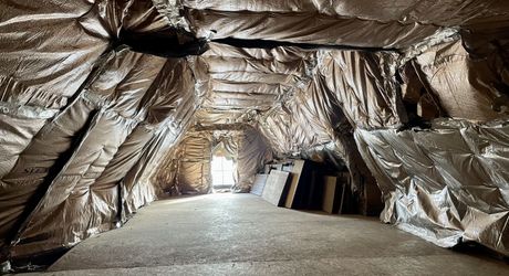 Unique à Montignac-Lascaux, maison ancienne avec piscine, dépendance (maison d’ami ou gîte à finir de restaurer), et un vrai jardin avec une vue imprenable sur le village et la rivière.