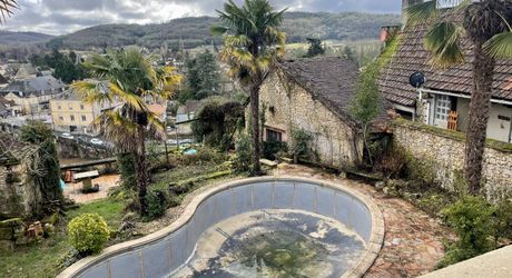 Unique à Montignac-Lascaux, maison ancienne avec piscine, dépendance (maison d’ami ou gîte à finir de restaurer), et un vrai jardin avec une vue imprenable sur le village et la rivière.