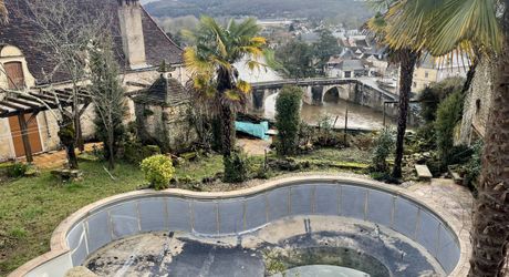 Unique à Montignac-Lascaux, maison ancienne avec piscine, dépendance (maison d’ami ou gîte à finir de restaurer), et un vrai jardin avec une vue imprenable sur le village et la rivière.